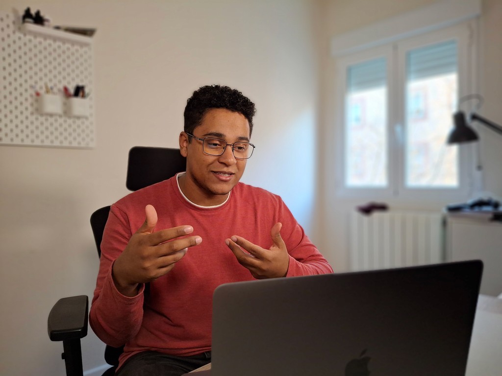 Juan Paulino durante una consultoría de desarrollo web